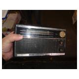OLD RADIO / UNTESTED / ANTENNA BROKE