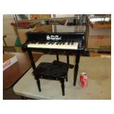 WOOD CHILD'S PIANO W STOOL / UT