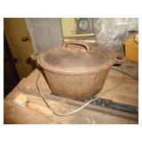 4 1/2 QT CAST IRON DUTCH OVEN / G