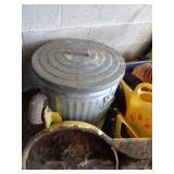 METAL GARBAGE CAN / G