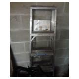4' STEP LADDER / G