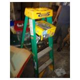 4' STEP LADDER / G