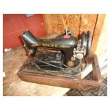 SINGER SEWING MACHINE / ST