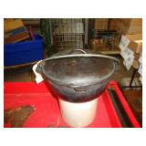 BIRMINGHAM STOVE - CAST IRON DUTCH OVEN