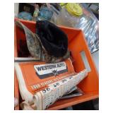 CRATE OF MIXED ITEMS / UT
