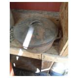 GRISWOLD CAST IRON DUTCH OVEN / ST