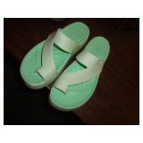 CROCKS SANDALS WOMENS SZ 7