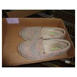 WOMENS SKECHERS SZ 9