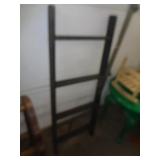 SHORT WOOD LADDER / LW