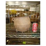 FOOTED CAST IRON POT / UT