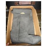 SZ 8 BOOTS