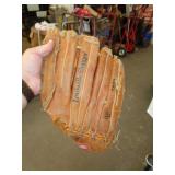 LOUISVILLE SLUGGER BASEBALL GLOVE