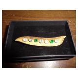 BROOCH -   VINTAGE PEA POD