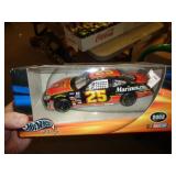 2000 HOT WHEELS NASCAR MARINES DIECAST 1/24