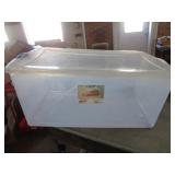 105QT TOTE W LID - ONE HANDLE LOCK GONE