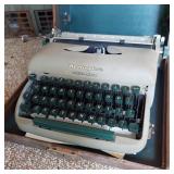 VINTAGE REMINGTON TYPEWRITER