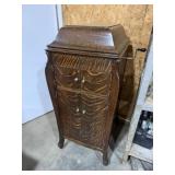 ANTIQUE VERY NICE VICTROLA WITH RECORDS