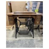 ANTIQUE SINGER SEWING MACHINE