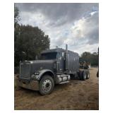 2007 Freightliner Semi Truck ends Oct 28th 7pm