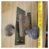 ANTIQUE DOOR KNOB W/LOCK
