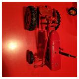 ERTL- 1:16INTERNATIONAL 140 TRACTOR