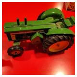 ERTL- 1:16 JOHN DEERE 820 TRACTOR