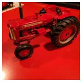 ERTL- 1:16 INTERNATIONAL 650 TRACTOR