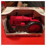 ERTL- 1:16 INTERNATIONAL 600 DIESEL TRACTOR