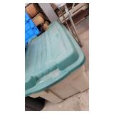 RUBBERMAID TOTE W/LID