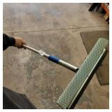 LONG HANDLE WINDOW SQUEGY