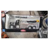 1:32 PETERBUILT 379 TOW TRUCK - DIE CAST