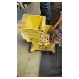 PLASTIC MOP/SQUEEZER  PAIL W/MOP