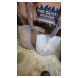 2 round  mouth shovels