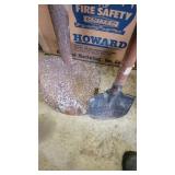 2 round  mouth shovels