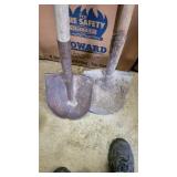2 round  mouth shovels