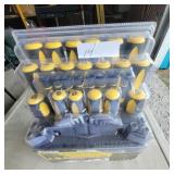 70 PIECE SCREWDRIVER SET