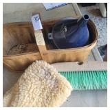 BASKET OF 6 FUNNELS, WASH MITT, ETC