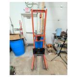 MANUAL PALLET STACKER