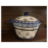 Temptations baking dish with holder