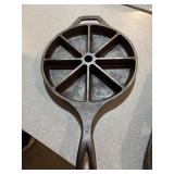 Lodge USA 8CB cast iron cornbread skillet 9 inch
