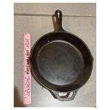 Lodge. 8SK cast iron skillet USA. 10.5"