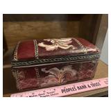 Porcelain trinket box