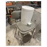 Store/Stepp store and garbage can