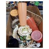 Lot kitchenware, vintage, Tupperware, etc.
