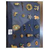 20 brooches/pins