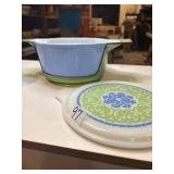 Rare vintage 2.5 quart Pyrex casserole dish,