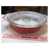 Vintage Pyrex 2.5 quart casserole dish, golden