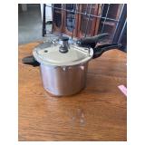 Nice, clean, presto pressure cooker