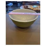 Vintage Pyrex avocado green 2.5 quart mixing bowl