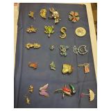 20 brooches/pins